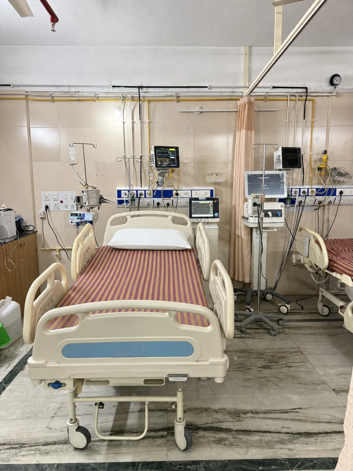 Prepared MICU bed with ventilator, multipara monitors and centralised oxygen
